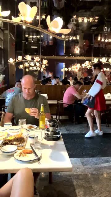 外国大叔吃中餐，服务员献上拿手绝活，开啤酒这招真绝了